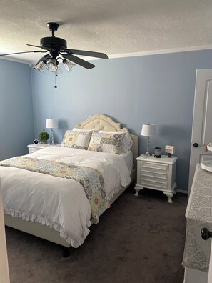 2 عدّة غرف نوم ومكواة/لوح كي وواي فاي مجانًا وملاءات أسرّة