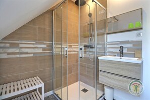 Shower, hair dryer - Petit Gîte du Domaine du Haut Noyer (CHASNE SUR ILLET)