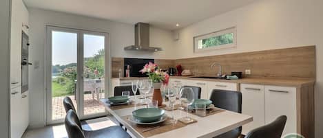 Refrigerador, microondas, horno, placa de cocina