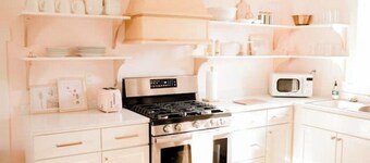 Pretty Suite, a Honeymoon + Bridal Suite, near airport and Cedar Ridge Winery