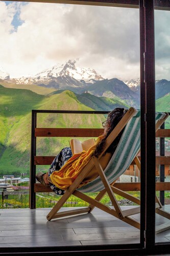 Cozy and quiet wooden cottage in the heart of mountains.