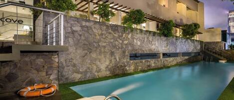 Una piscina al aire libre