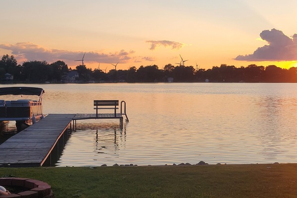 Beautiful sunset views. 2 kayaks available. ** Note: pier is out for the winter