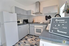 Frigorifero, microonde, forno, piano cottura