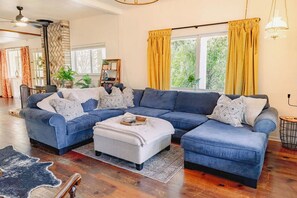 Smart TV, chimenea, libros y estéreo 