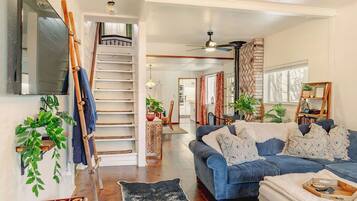 Smart TV, fireplace, books, stereo