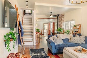 Smart TV, chimenea, libros y estéreo