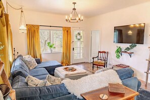 Smart TV, chimenea, libros y estéreo 