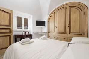 2 bedrooms, desk, iron/ironing board, travel cot