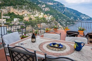 Outdoor dining - De Vivo Realty - At Antonio's Home in Positano (Positano)