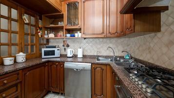 Frigorifero, microonde, forno, piano cottura