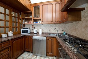 Frigorifero, microonde, forno, piano cottura
