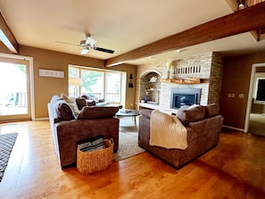 Smart TV, chimenea y tenis de mesa