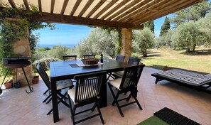 Outdoor dining - Cottage Lavanda with sea view, by ToscanaTour (Guardistallo)