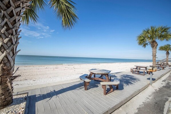 Perto da praia, espreguiçadeiras, toalhas de praia 