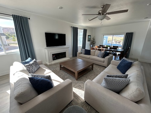 BeachVibe5 - Ideal Beach, 4BR, No cleaning fee & EV Plug