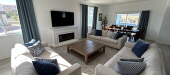 BeachVibe5 - Ideal Beach, 4BR, No cleaning fee & EV Plug