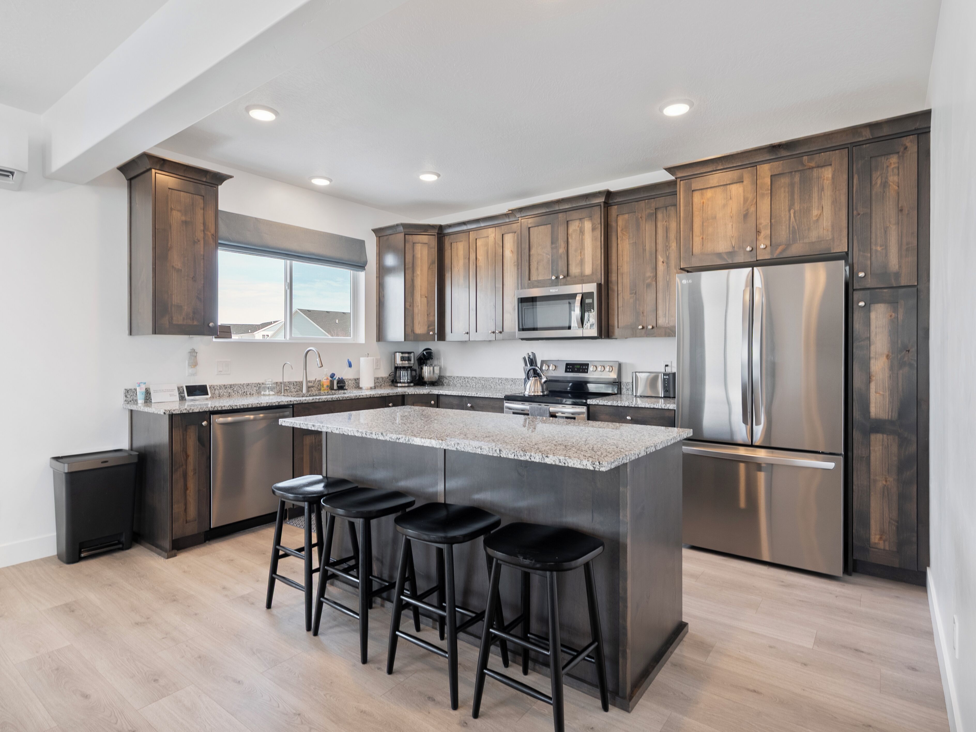 Réfrigérateur, four à micro-ondes, un four, surface de cuisson