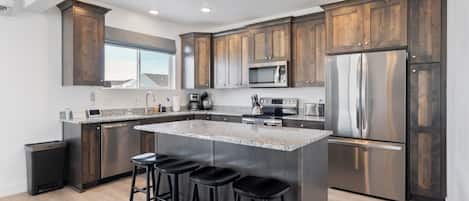 Réfrigérateur, four à micro-ondes, un four, surface de cuisson