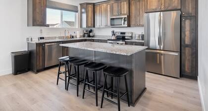 BeachVibe5 - Ideal Beach, 4BR, No cleaning fee & EV Plug