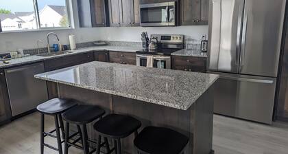 BeachVibe5 - Ideal Beach, 4BR, No cleaning fee & EV Plug