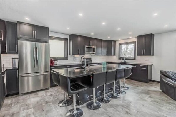 Fridge, microwave, oven, stovetop - Park house in Sunnyside (Calgary)