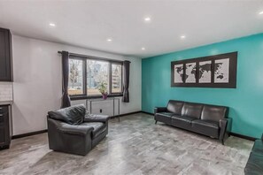 Smart TV, books - Park house in Sunnyside (Calgary)