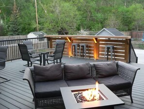 Outdoor dining - Park house in Sunnyside (Calgary)