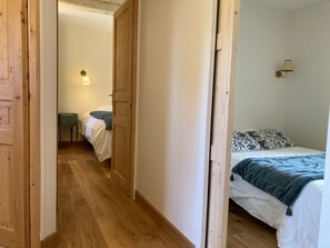 3 Schlafzimmer, Schreibtisch, Bügeleisen/Bügelbrett, Reisekinderbett