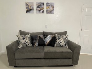 Smart TV, books, stereo - NEWLY-BUILT BEAUTIFUL 
Private Guest Studio in Orlando 
Family-Friendly (Orlando)