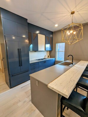 Køleskab, mikrobølgeovn, ovn, kogeplade