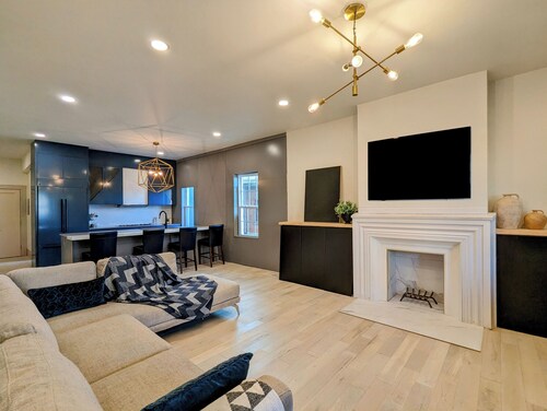 Wine, Dine, Walk! Designer Style & Prime Location Modern 1st Floor Apartment