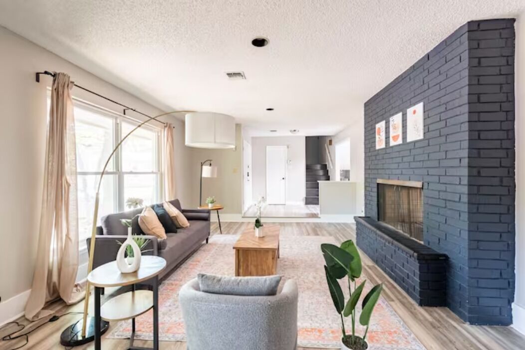 2 Masters, 3 KING beds, 6 Rooms, Perfect Location.
