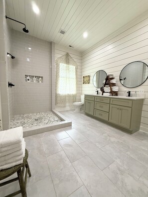 Amenidades de baño ecológicas, secadora de cabello, toallas, jabón 