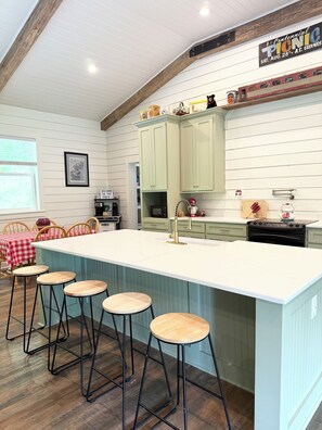 冷蔵庫、電子レンジ、オーブン、コンロ