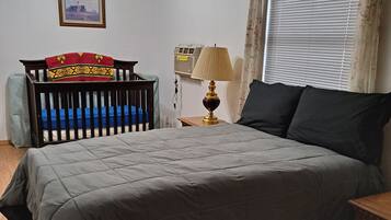 3 bedrooms, desk, iron/ironing board, free WiFi