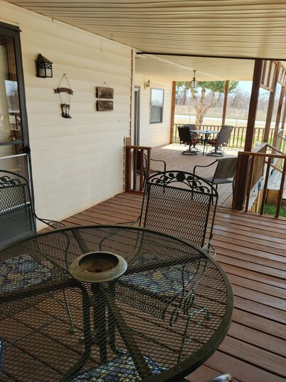 Crow Roost Lake Cabin-Fort Cobb Lake. 2 Blocks to the Boat ramp/Dock