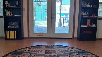 المنشأة من الداخل