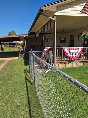 Property grounds - Crow Roost Lake Cabin-Fort Cobb Lake. 2 Blocks to the Boat ramp/Dock (Fort Cobb)