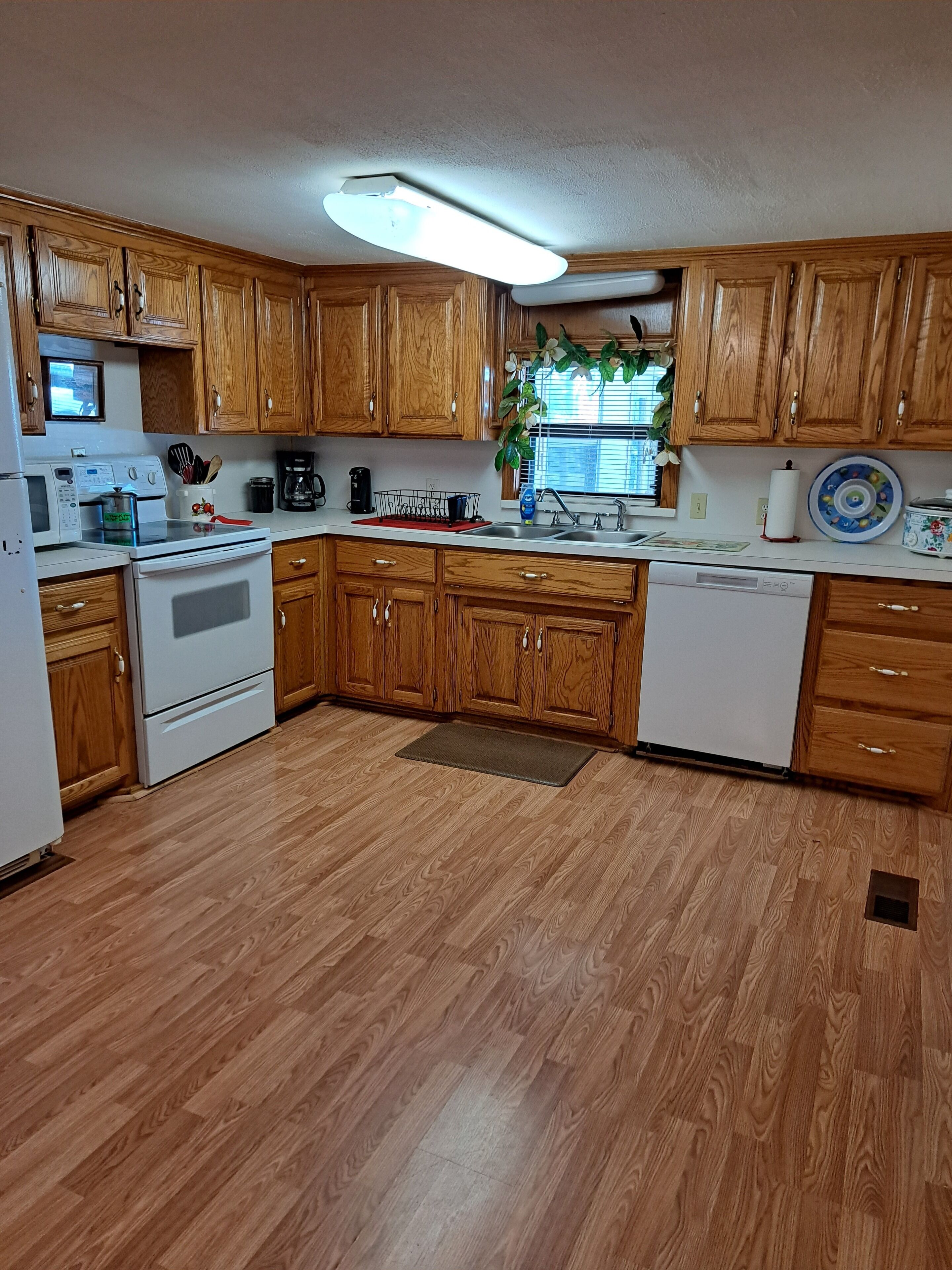 ثلاجة، ميكروويف، فرن، موقد طهي مسطح