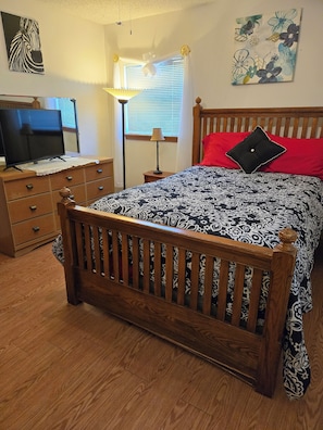 3 bedrooms, desk, iron/ironing board, free WiFi - Crow Roost Lake Cabin-Fort Cobb Lake. 2 Blocks to the Boat ramp/Dock (Fort Cobb)