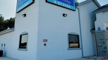 A building with signs for Crosby Travel Lodge and RV Park.