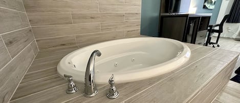 Romantic Single Room, 1 King Bed, Smoking, Jetted Tub | Jetted tub