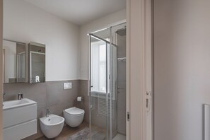 Shower, bidet - GuestHost - Outbuilding used as an apartment located on the first floor.There are 20 steps to access it.In 60 square meters of space it accommodates 4 people, with a double bedroom and a double sofa bed in the living room.There is an external large balco (Padova)