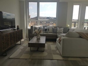 Comfort Villa, Non Smoking, Ensuite | Living area | Netflix, streaming services - Urban North Townhomes (Barrie)