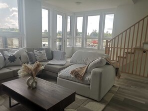 Comfort Villa, Non Smoking, Ensuite | Living area | Netflix, streaming services - Urban North Townhomes (Barrie)