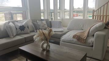 Comfort Villa, Non Smoking, Ensuite | Living area | Netflix, streaming services