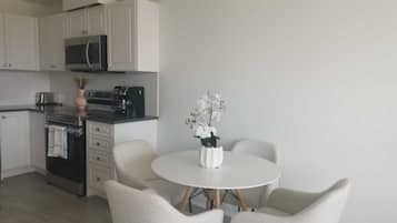 Comfort Villa, Non Smoking, Ensuite | Private kitchen | Fridge, microwave, oven, stovetop