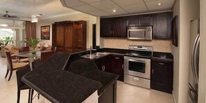 Full-size fridge, microwave, oven, stovetop - Presidential Suites (Puerto Plata)