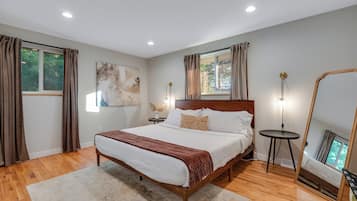 5 soverom, skrivebord, strykejern/-brett og reiseseng for barn